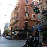 Il nostro viaggio parte dal cuore commerciale del rione: via Manzoni, la cosiddetta �via Sparano dei poveri�. Una strada che per� negli ultimi anni, complice la crisi economica e il declino del quartiere, ha visto la chiusura di tante saracinesche...